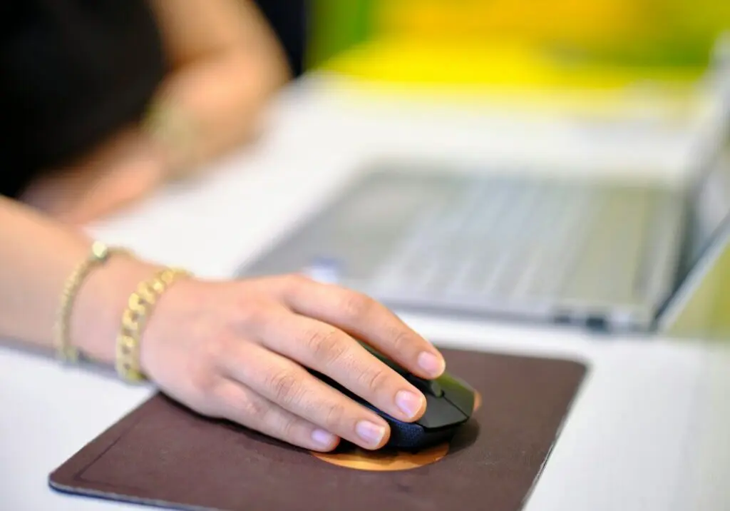 hand clicking on mouse